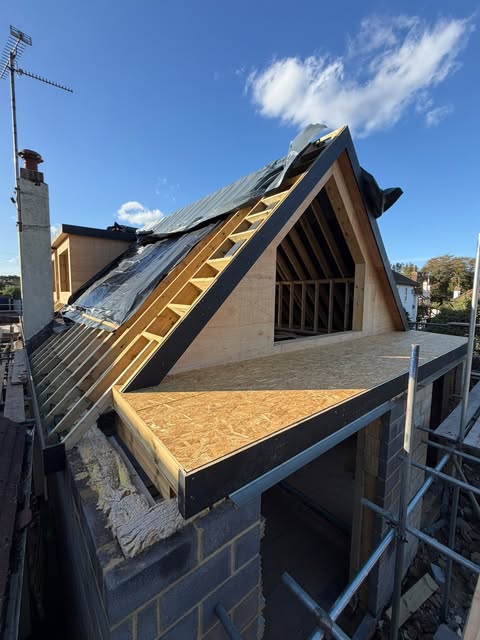 Hand-cut roof with a glazed gable frame in Leigh-on-Sea